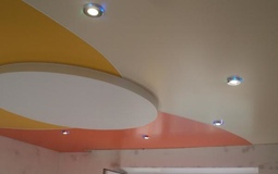 Уникальный цветной двухуровневый потолок для детской