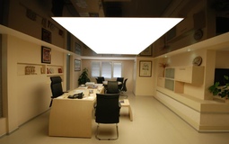 Черный глянцевый потолок со светопрозрачным центром для офиса