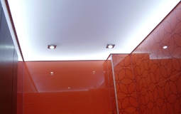 Белый глянцевый потолок с подсветкой для ванной