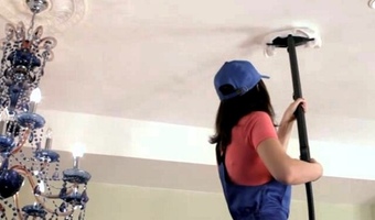 Как мыть натяжной потолок